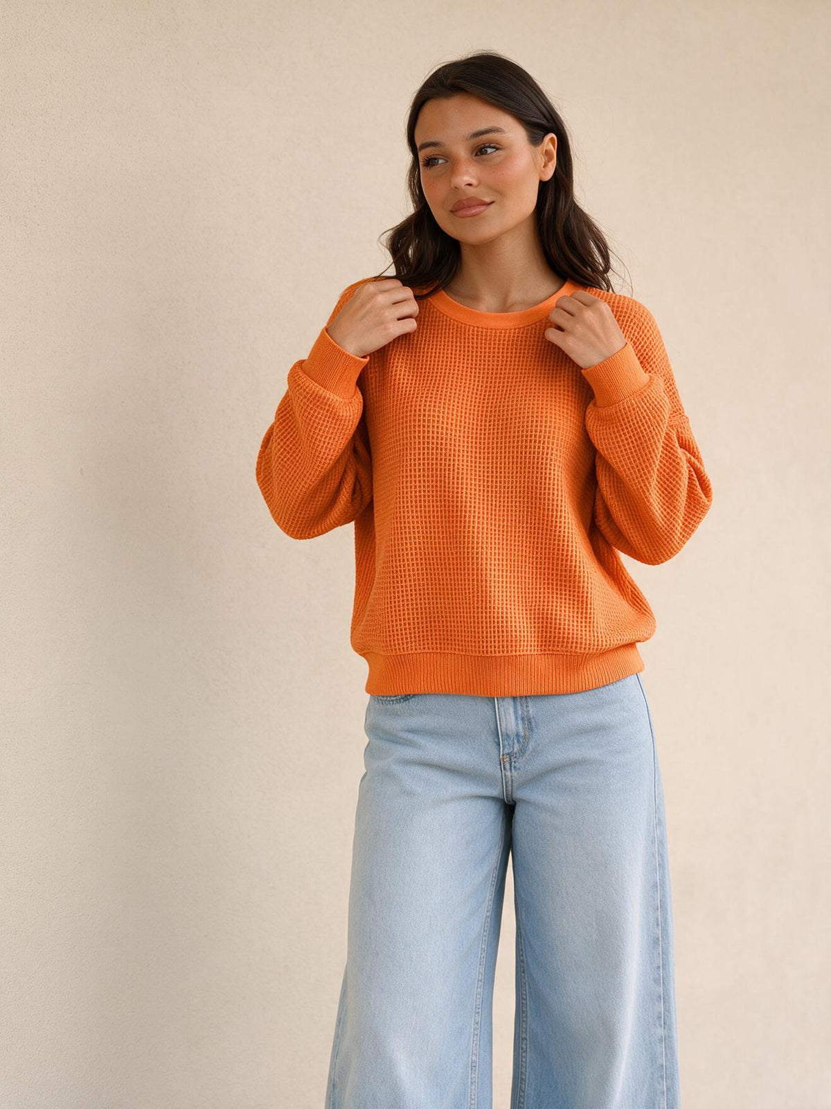 Suéter de tejido waffle de corte clásico, color naranja, vista frontal