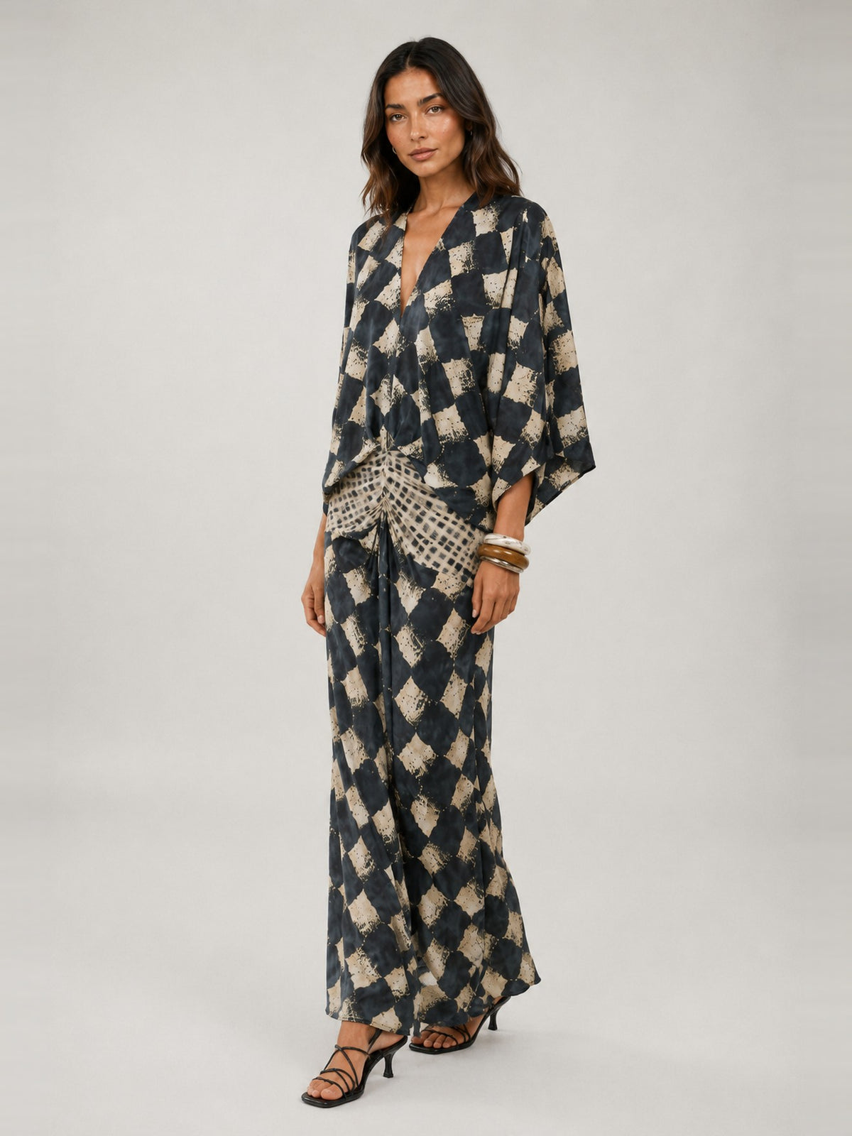 Vestido largo Talavera con estampado de mosaico, negro con beige, de tres cuartos