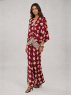Vestido largo Talavera con estampado de mosaico, vino con beige, de tres cuartos
