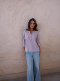 Top waffle con cuello henley, color lila, vista frontal