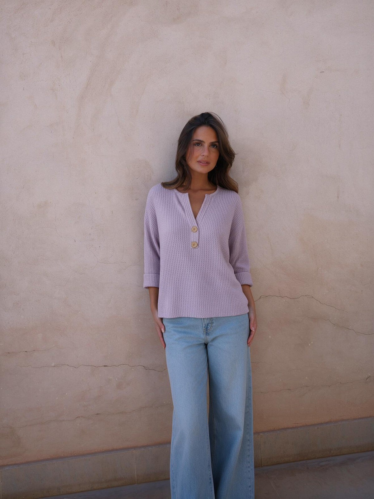 Top waffle con cuello henley, color lila, vista frontal