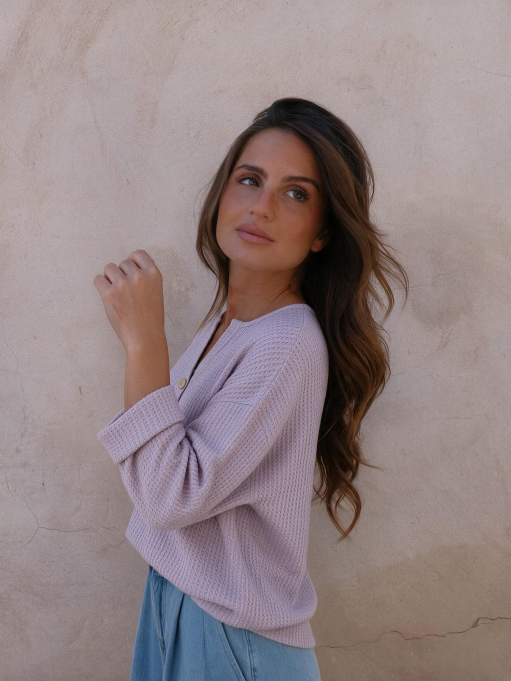 Top waffle con cuello henley, color lila, segunda vista