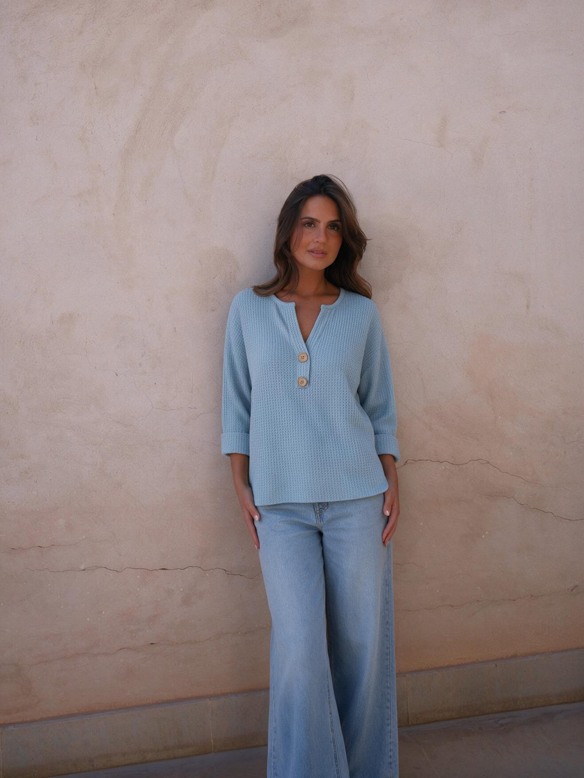 Top waffle con cuello henley, color azul cielo, vista frontal