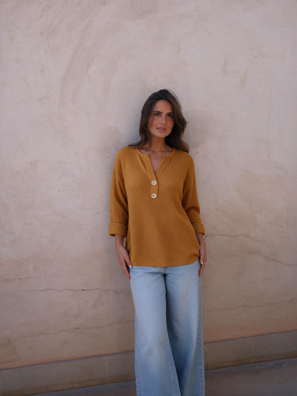 Top waffle con cuello henley, color naranja, vista frontal