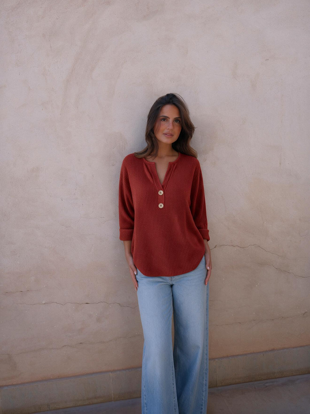 Top waffle con cuello henley, color rojo, vista frontal