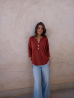 Top waffle con cuello henley, color rojo, vista frontal