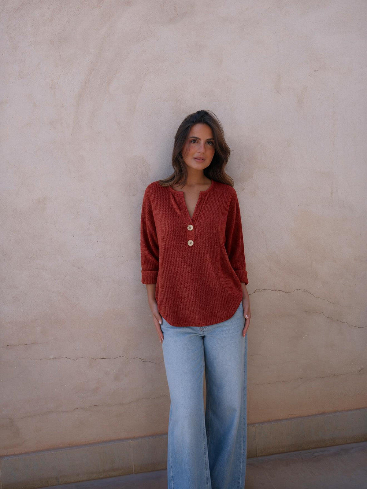 Top waffle con cuello henley, color rojo, vista frontal