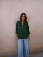 Top waffle con cuello henley, color verde, vista frontal