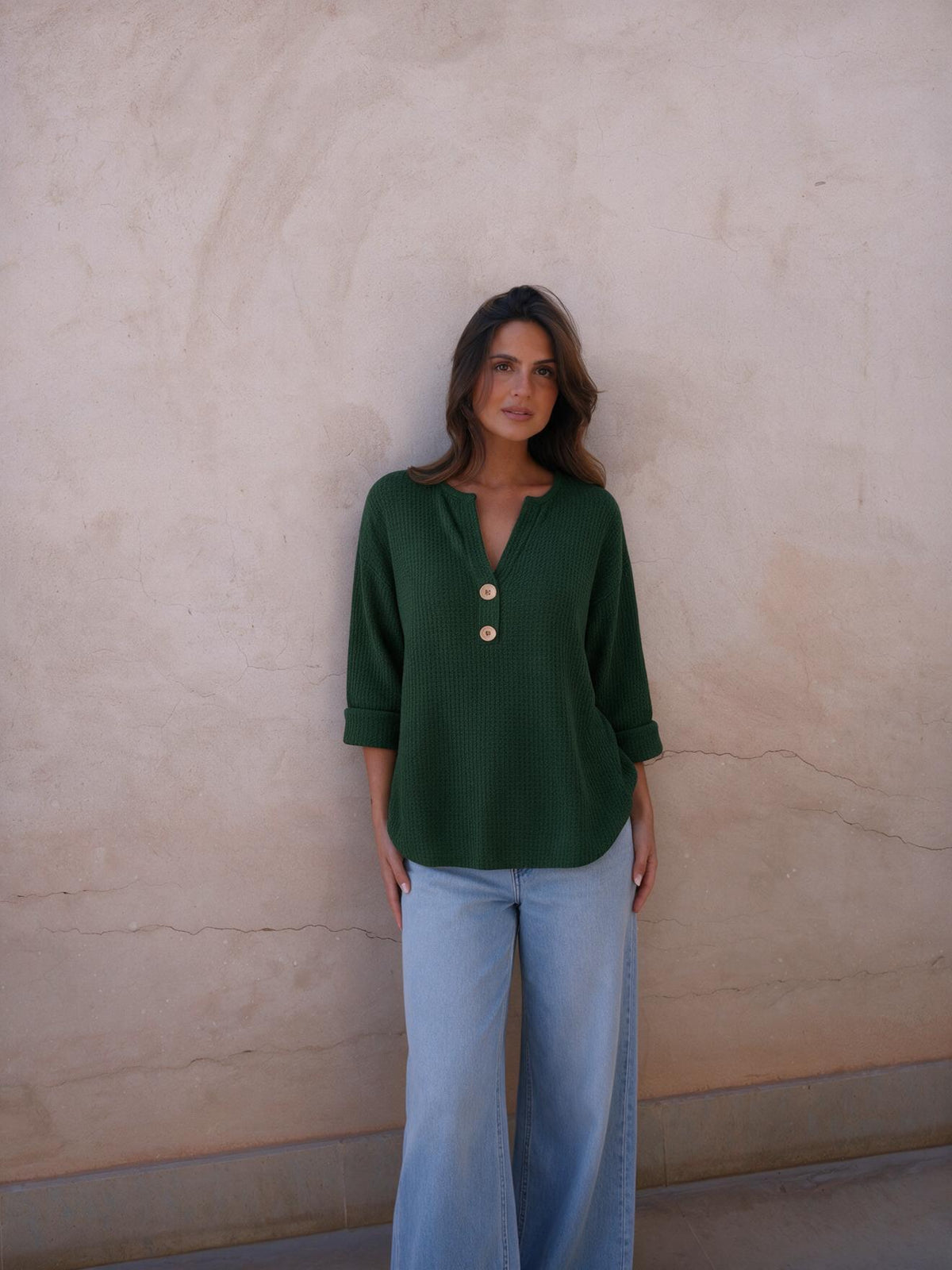 Top waffle con cuello henley, color verde, vista frontal