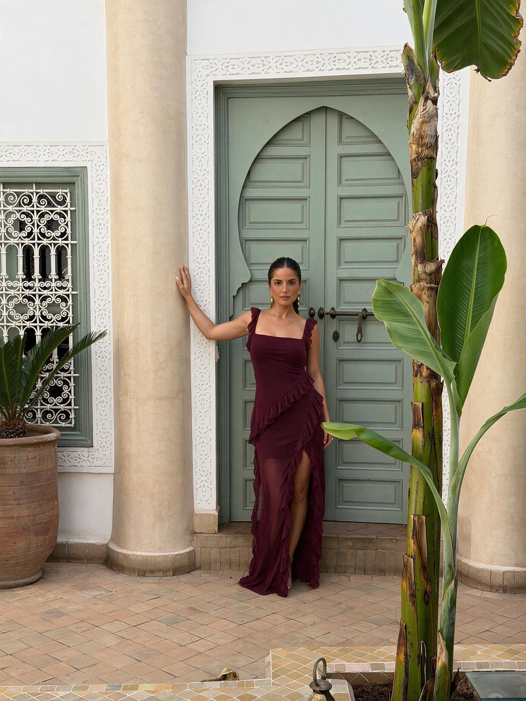 Vestido asimétrico con olanes, color vino, vista frontal