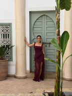 Vestido asimétrico con olanes, color vino, vista frontal