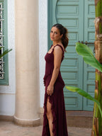 Vestido asimétrico con olanes, color vino, vista lateral