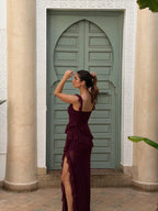 Vestido asimétrico con olanes, color vino, vista trasera