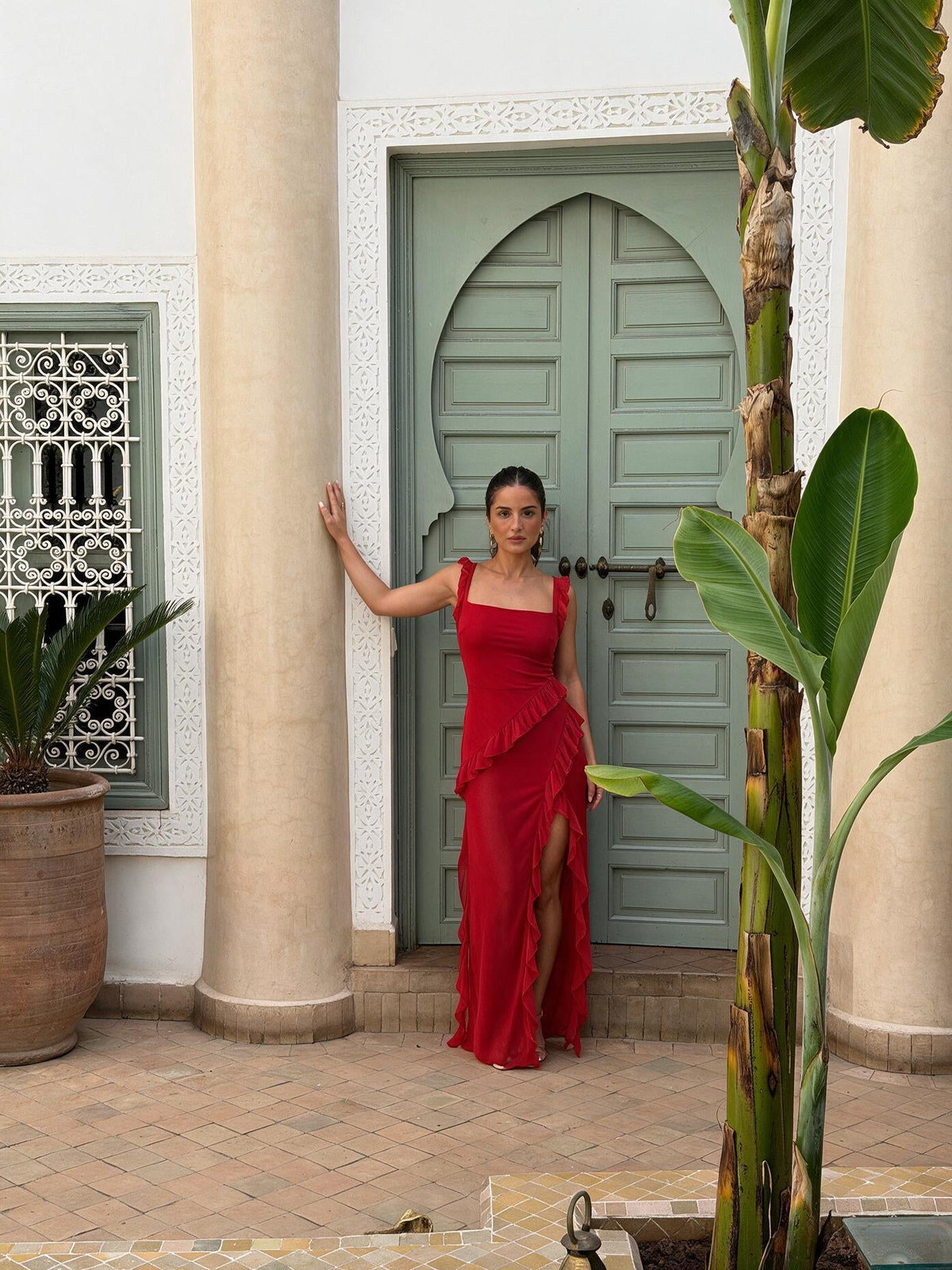 Vestido asimétrico con olanes, color rojo, vista frontal