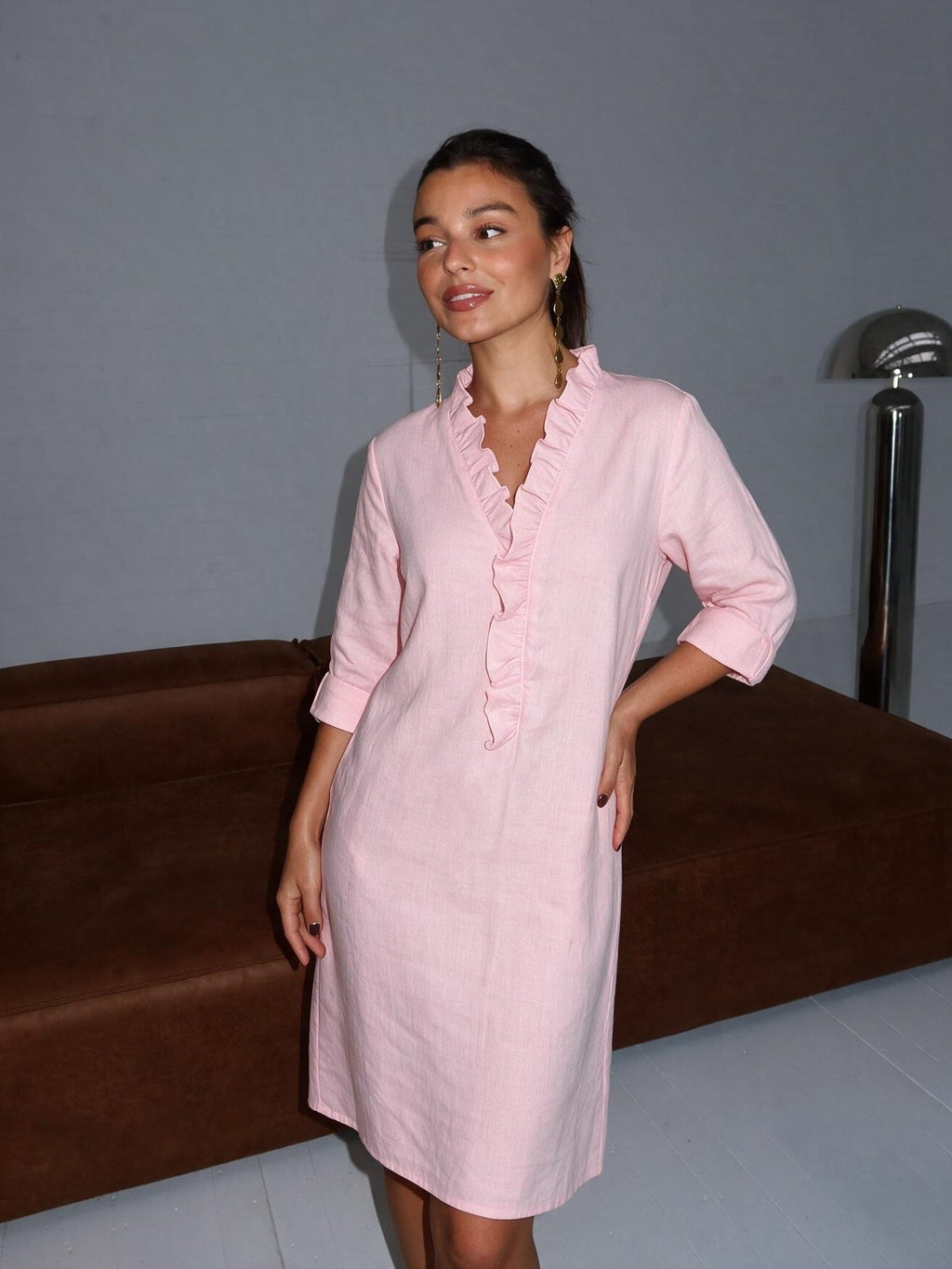 Vestido con escote en V y olanes, color rosa, vista frontal