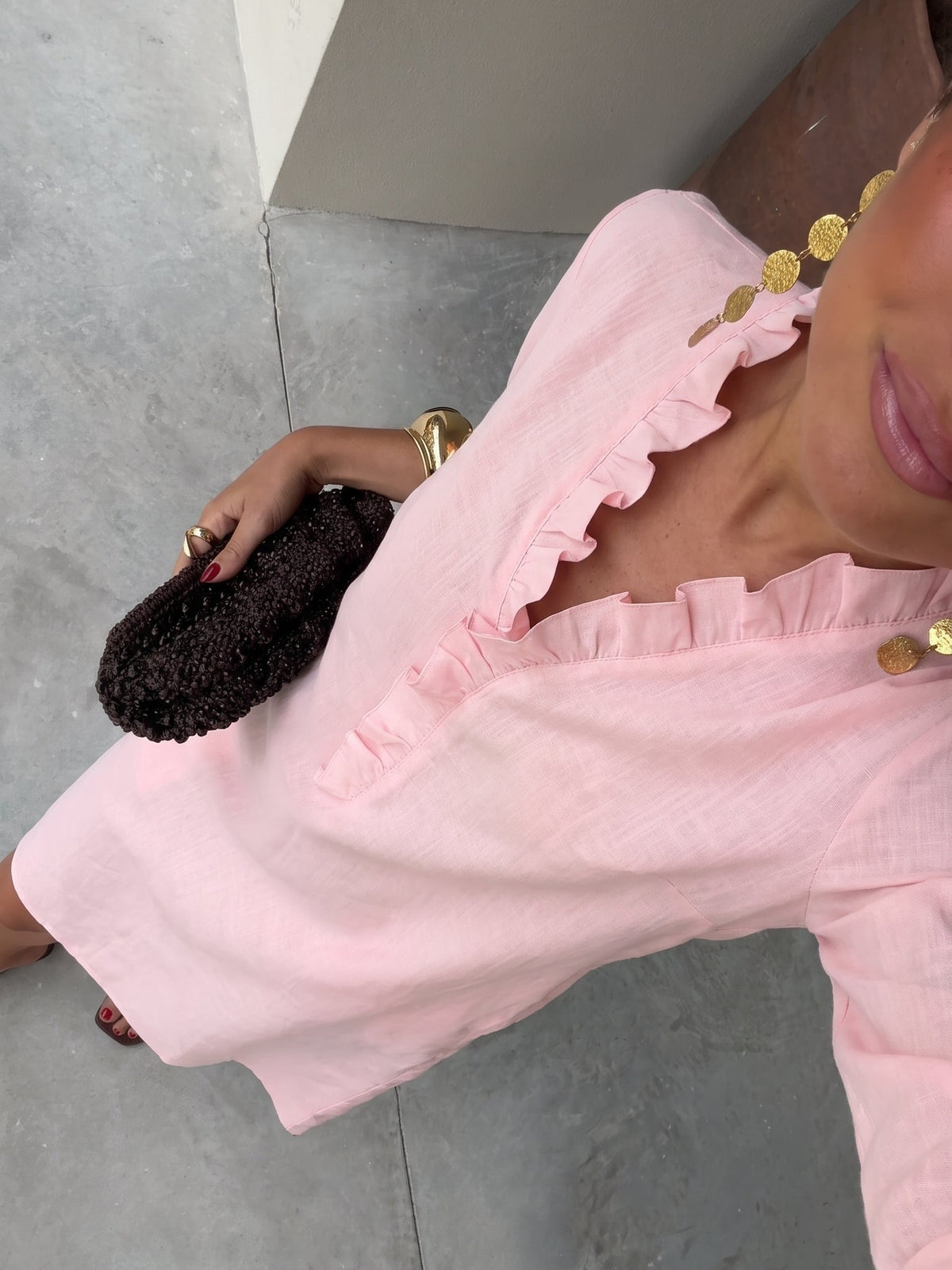 Vestido con escote en V y olanes, tercera vista