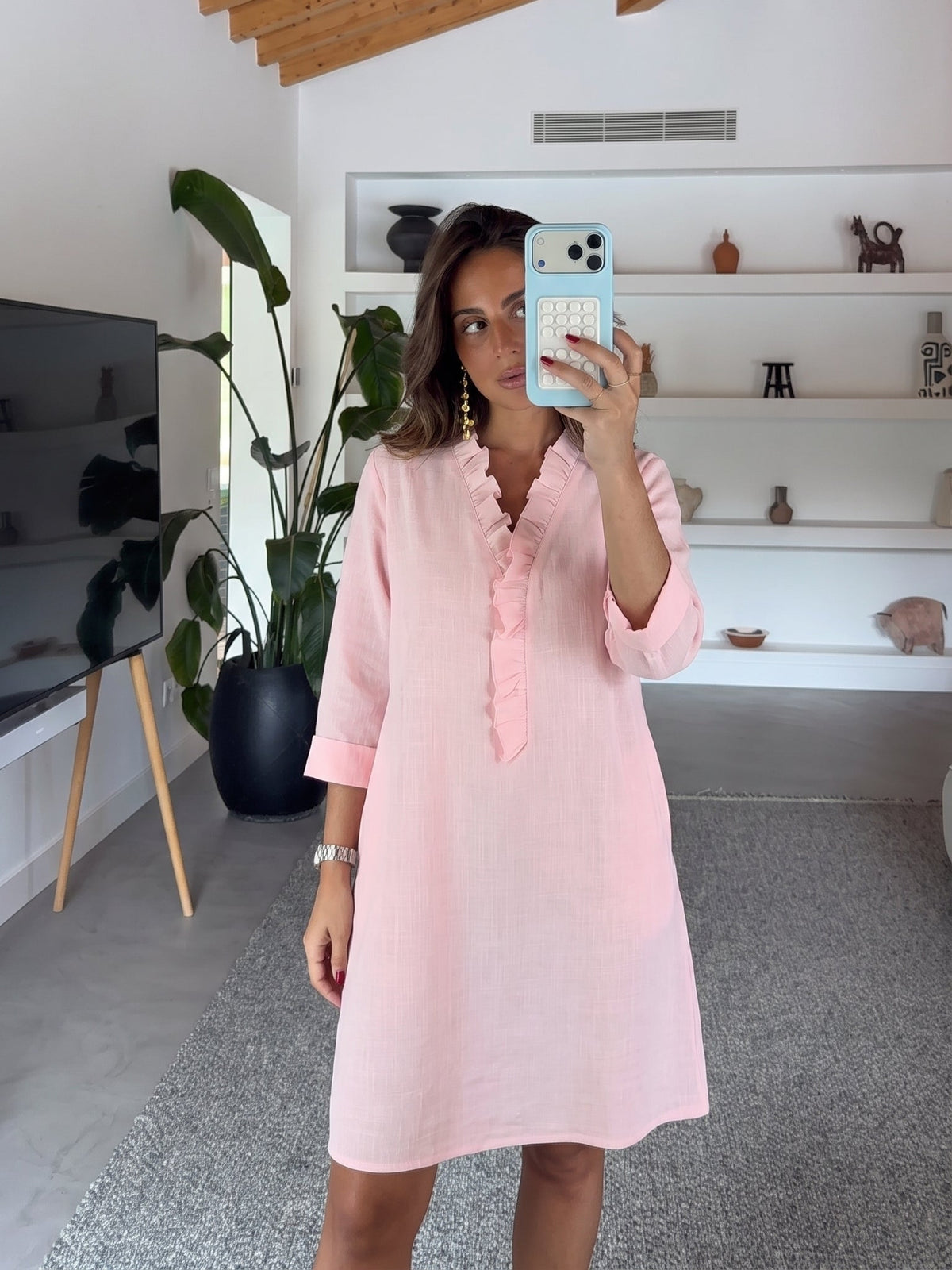 Vestido con escote en V y olanes, cuarta vista