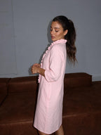 Vestido con escote en V y olanes, color rosa, vista lateral