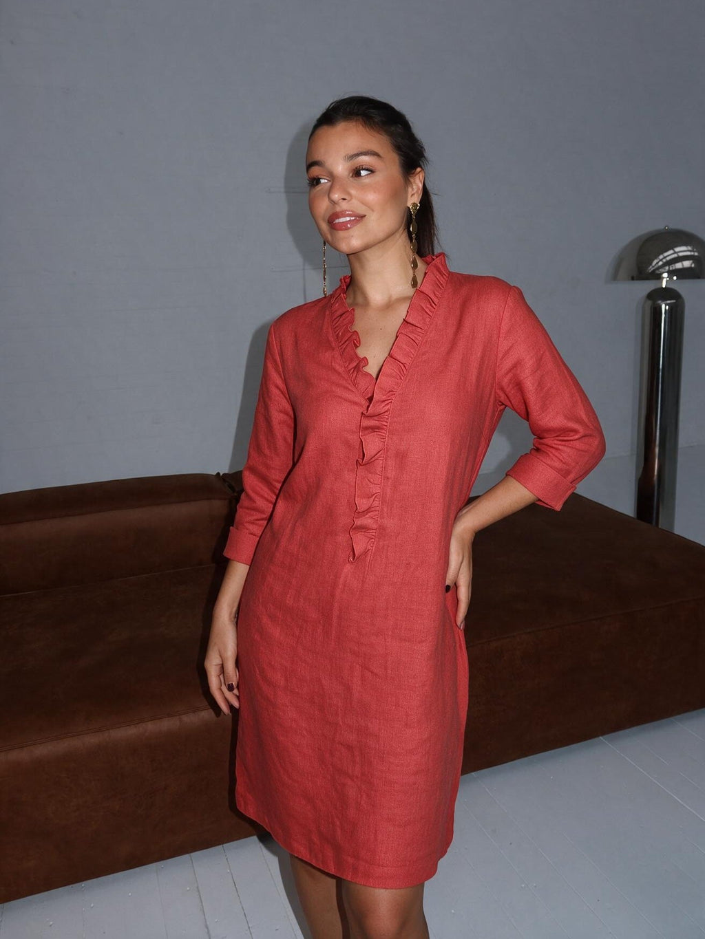 Vestido con escote en V y olanes, color rojo, vista frontal
