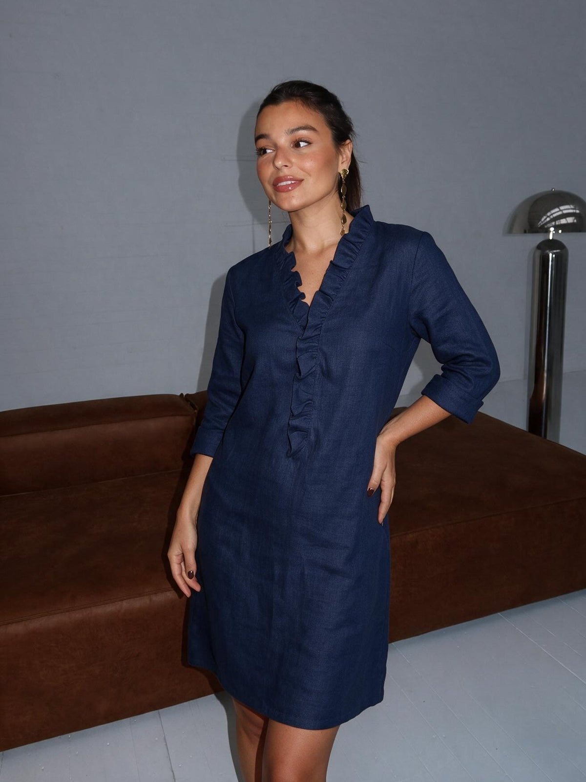Vestido con escote en V y olanes, color azul marino, vista frontal
