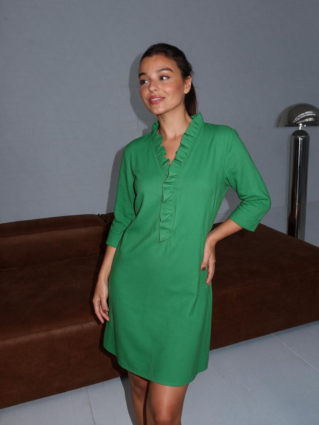 Vestido con escote en V y olanes, color verde, vista frontal