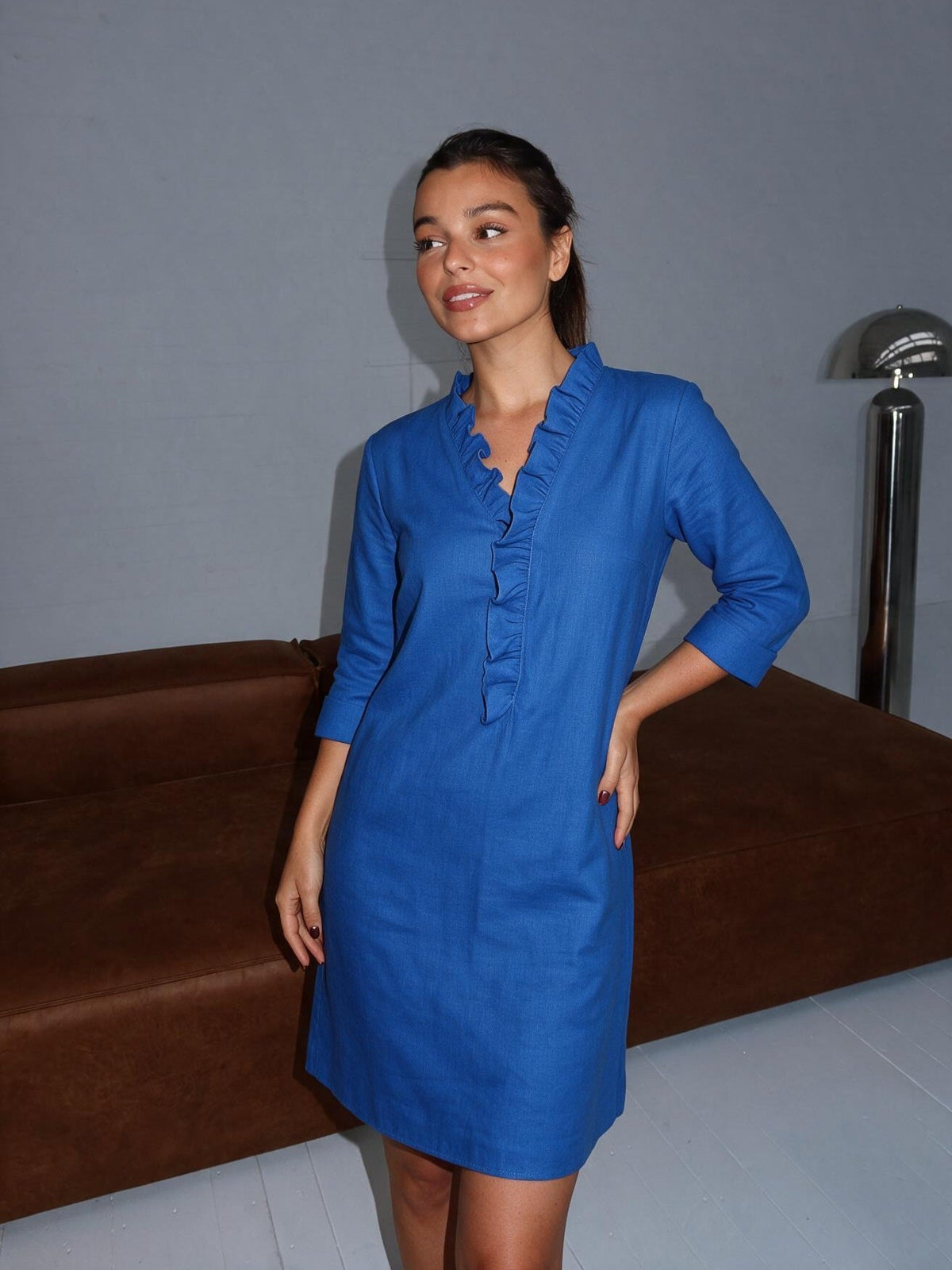 Vestido con escote en V y olanes, color azul rey, vista frontal