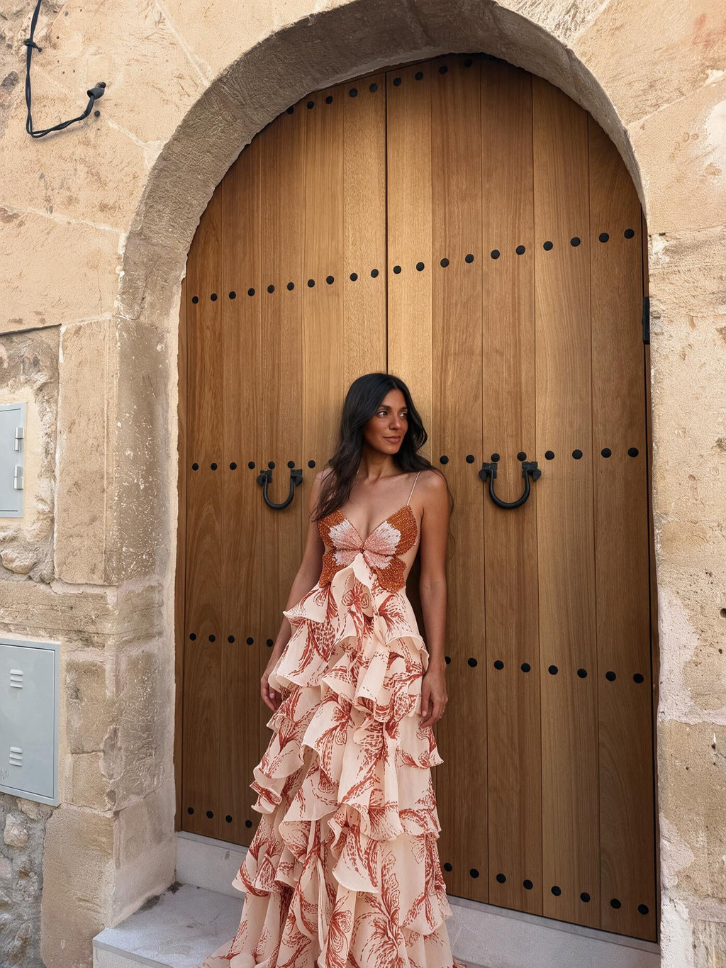 Vestido con olanes superpuestos, vista frontal