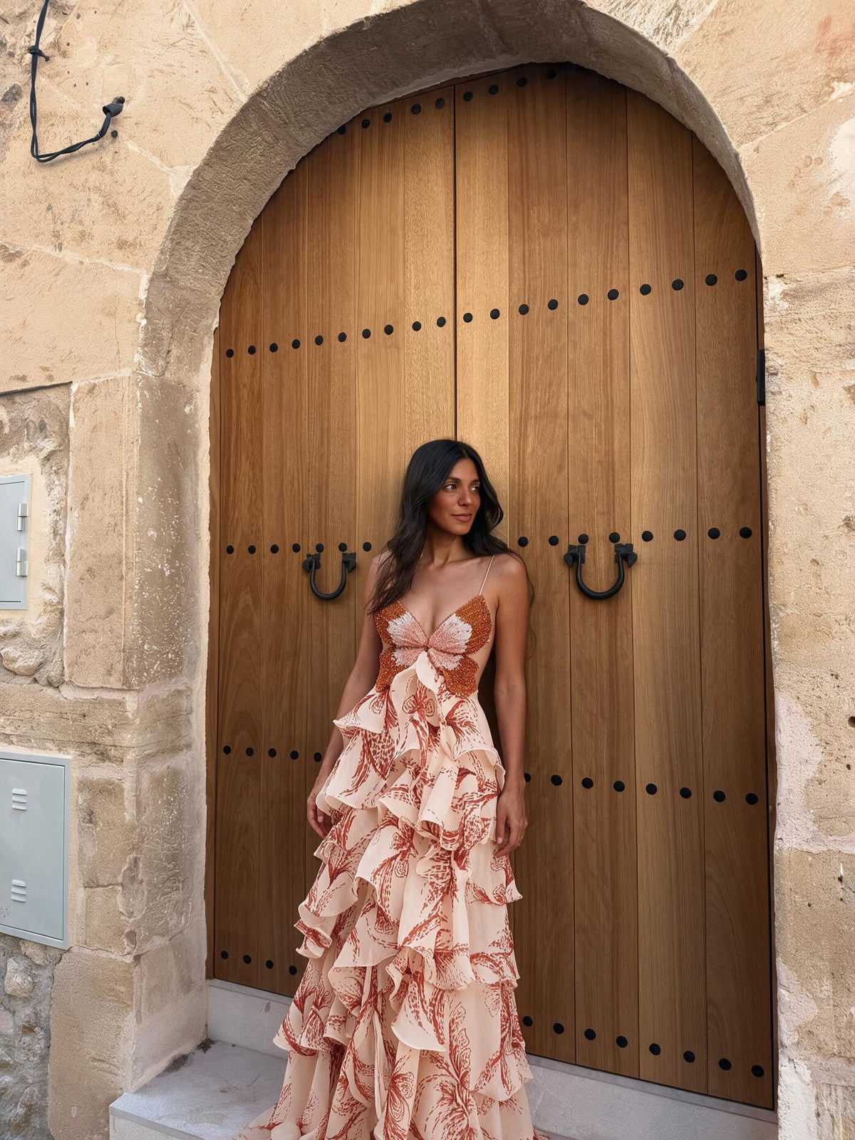 Vestido con olanes superpuestos, vista frontal