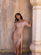 Vestido de noche con hombros descubiertos, color champán, vista frontal