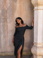 Vestido de noche con hombros descubiertos, color negro, vista frontal