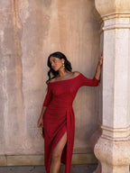 Vestido de noche con hombros descubiertos, color rojo, vista frontal