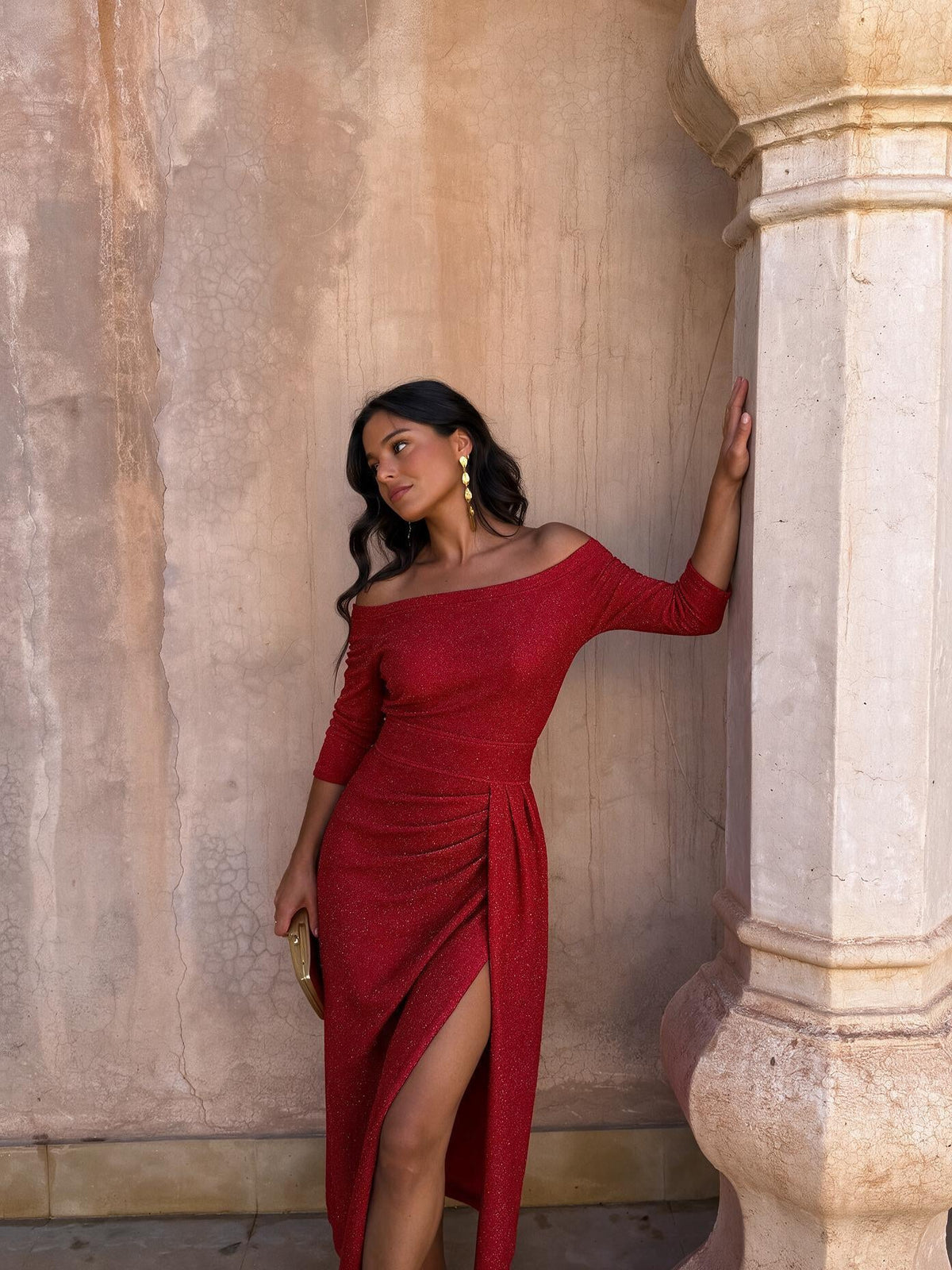 Vestido de noche con hombros descubiertos, color rojo, vista frontal