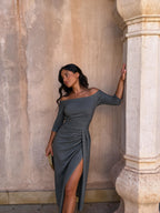 Vestido de noche con hombros descubiertos, color gris, vista frontal