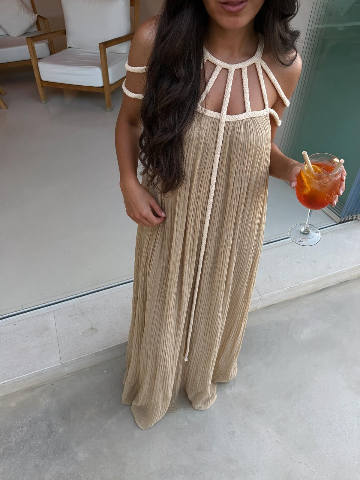 Vestido de tirantes de caída ligera, color caqui, vista frontal (2)