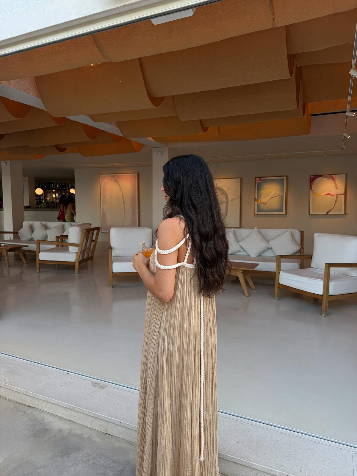 Vestido de tirantes de caída ligera, color caqui, vista trasera