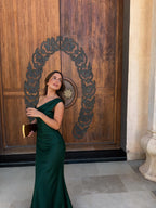 Vestido de un hombro con parte superior estructurada, color verde, vista frontal
