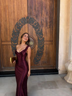 Vestido de un hombro con parte superior estructurada, color vino, vista frontal