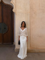Vestido elegante de satín con suéter a juego, color crema, vista frontal