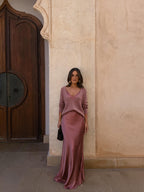 Vestido elegante de satín con suéter a juego, color rosa, vista frontal
