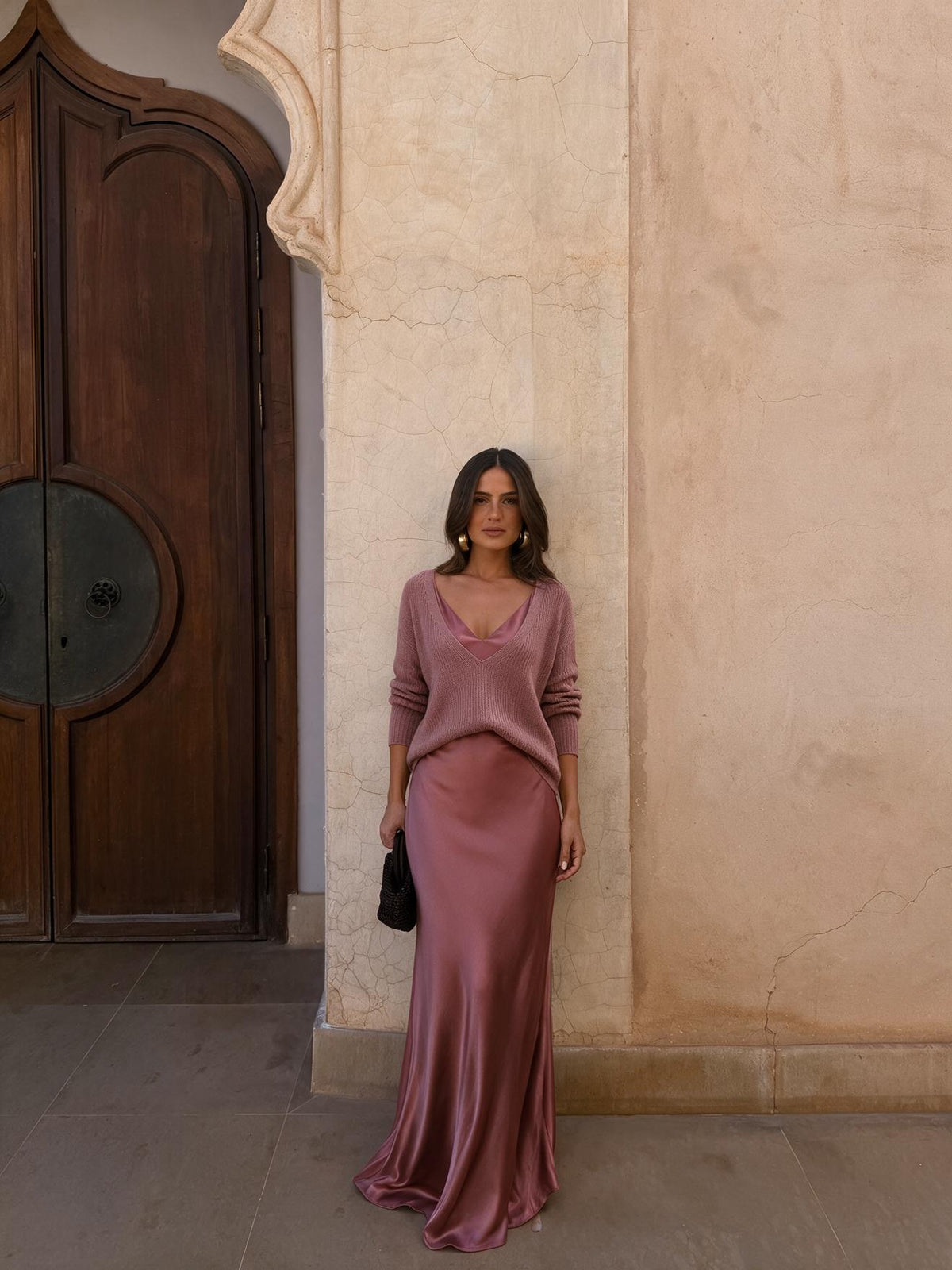 Vestido elegante de satín con suéter a juego, color rosa, vista frontal
