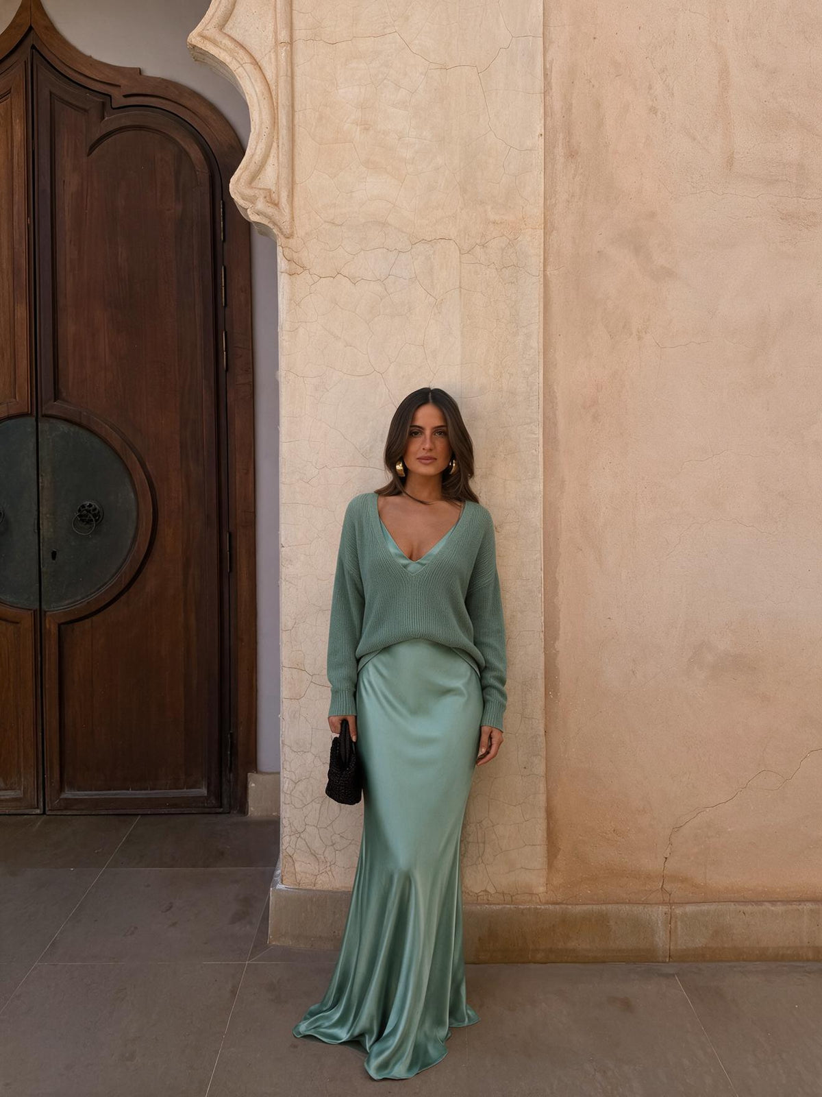 Vestido elegante de satín con suéter a juego, color verde salvia, vista frontal