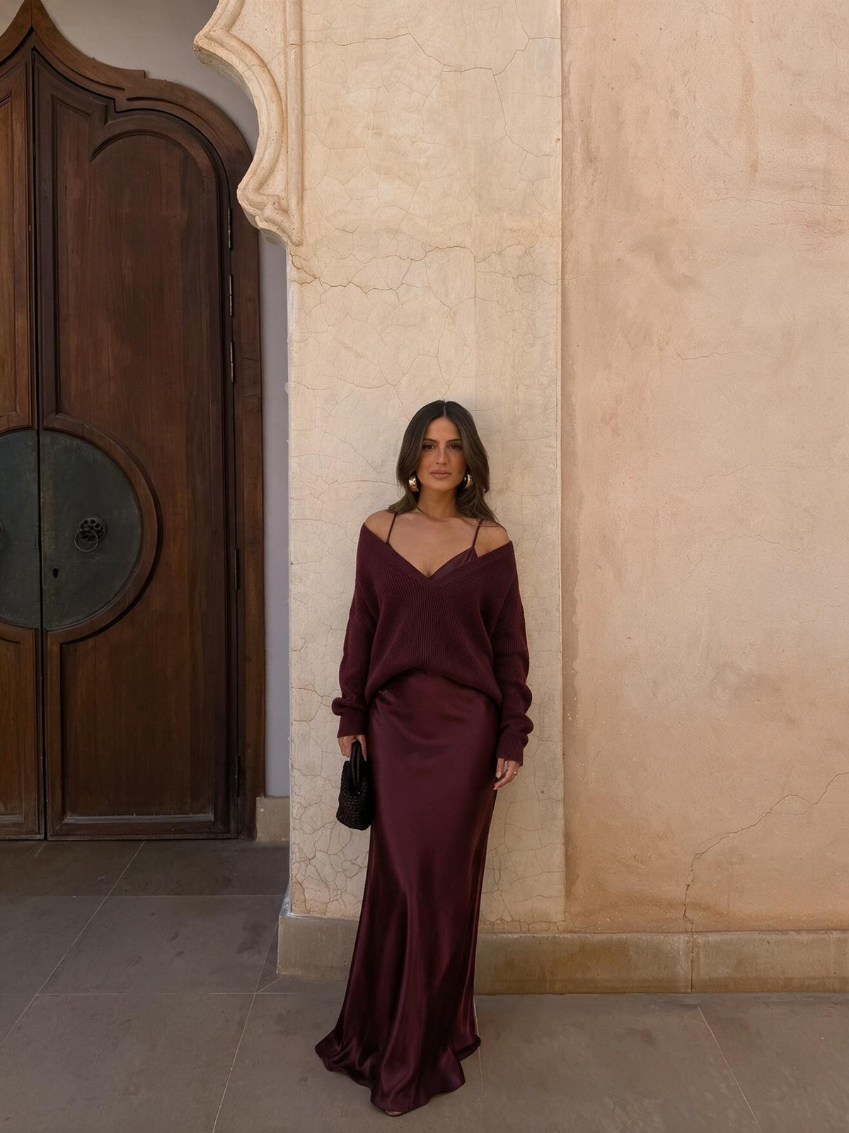 Vestido elegante de satín con suéter a juego, color vino, vista frontal