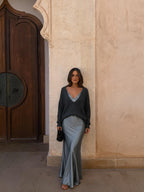 Vestido elegante de satín con suéter a juego, color gris, vista frontal