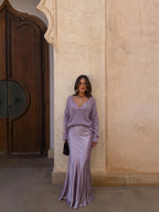 Vestido elegante de satín con suéter a juego, color lavanda, vista frontal