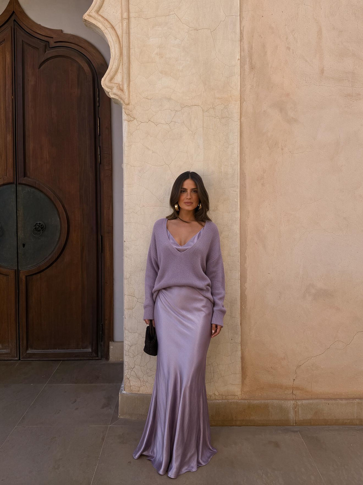 Vestido elegante de satín con suéter a juego, color lavanda, vista frontal