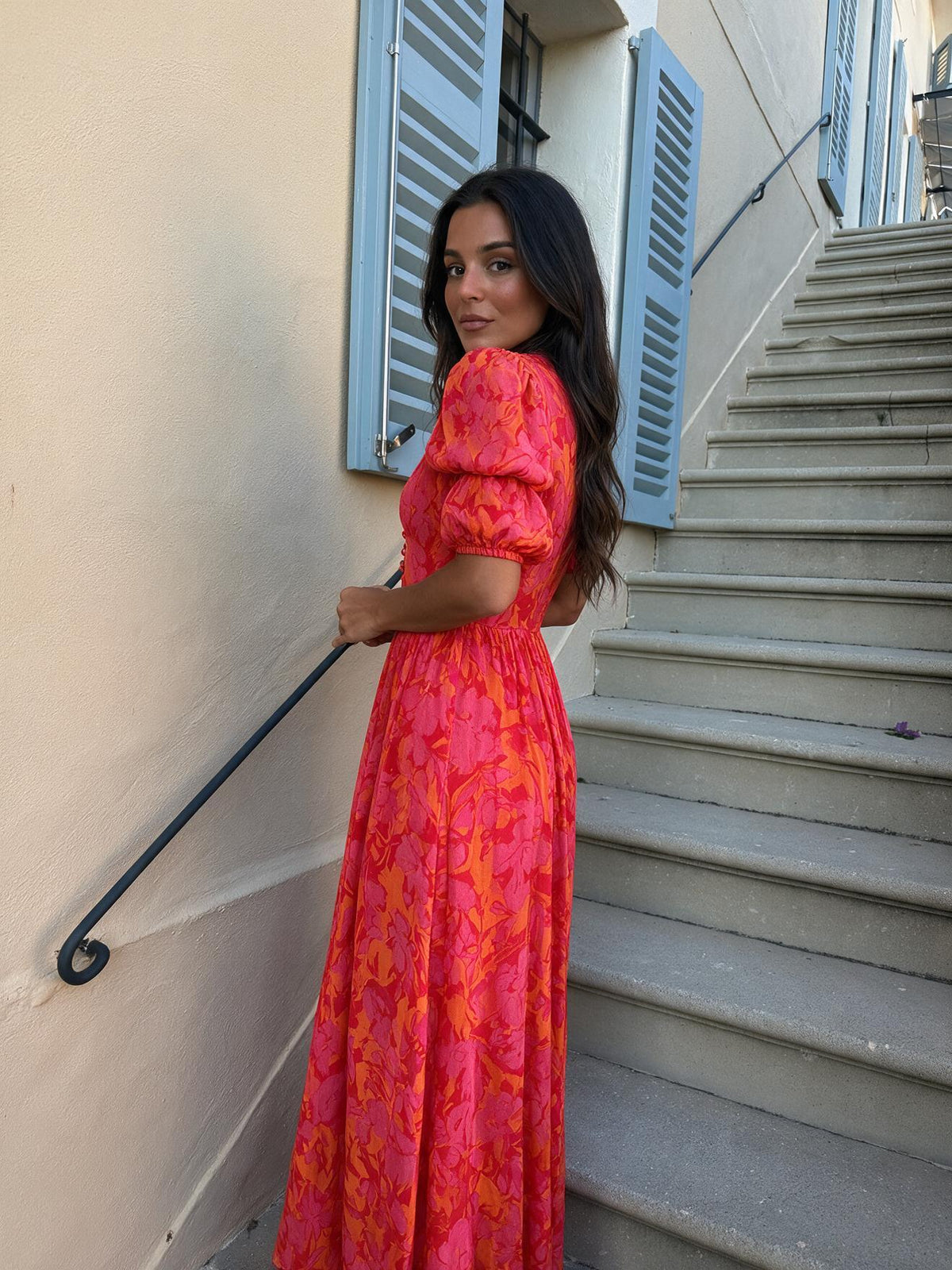 Vestido fluido en tonos rosa y naranja, color rojo, vista trasera