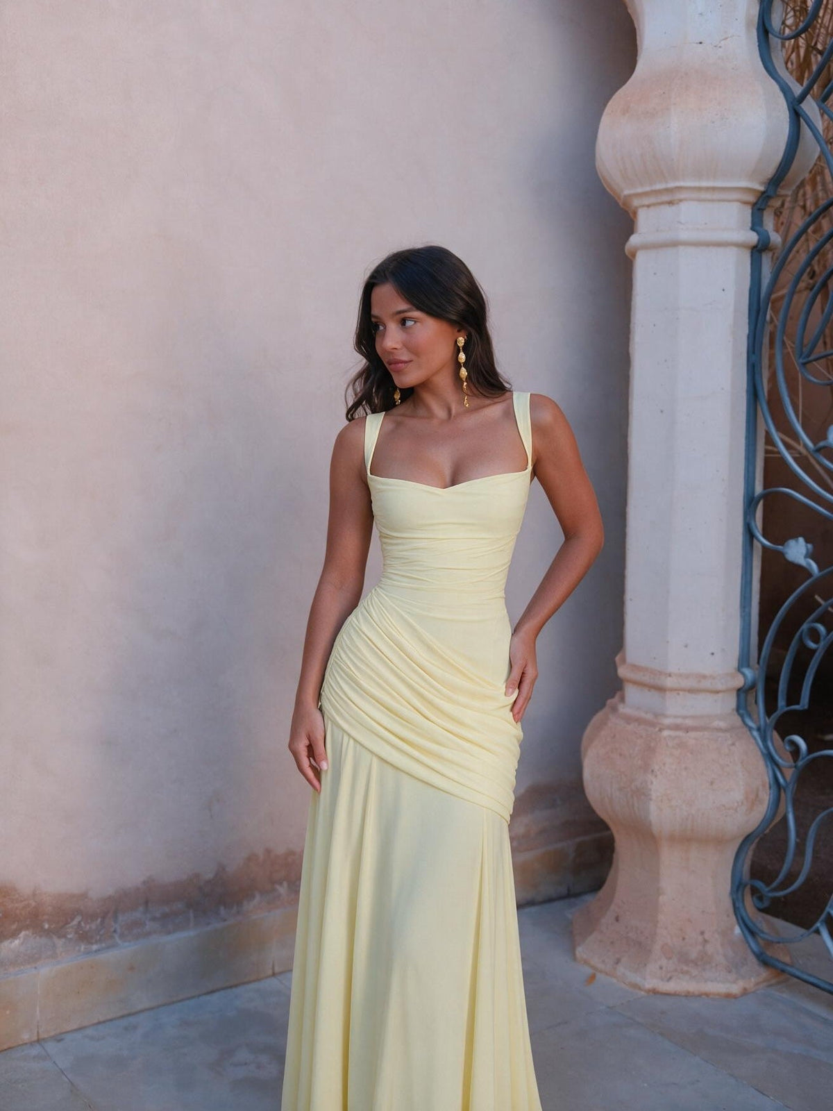 Vestido largo acampanado con tirantes delgados, color amarillo claro, vista frontal