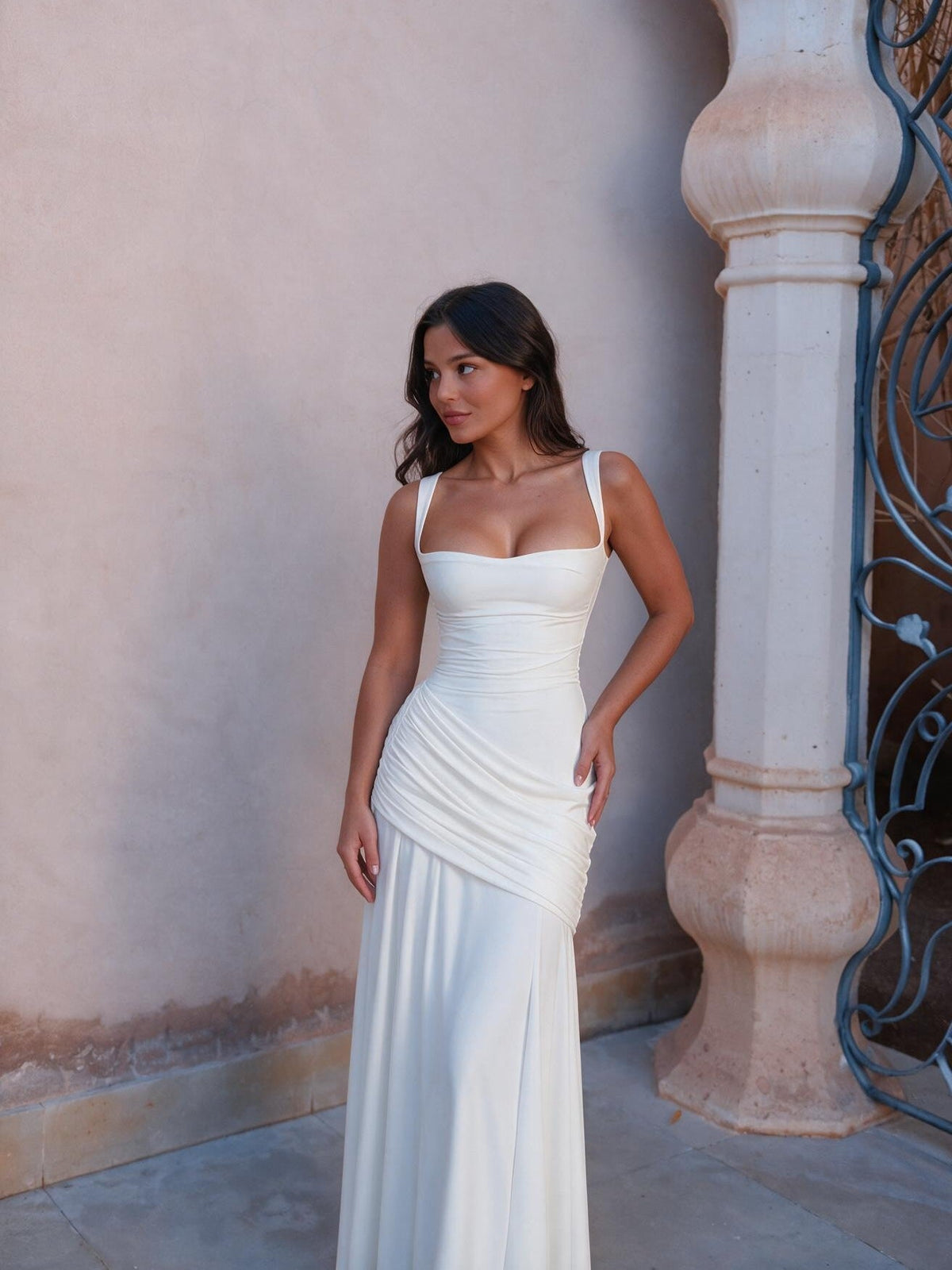 Vestido largo acampanado con tirantes delgados, color blanco, vista frontal
