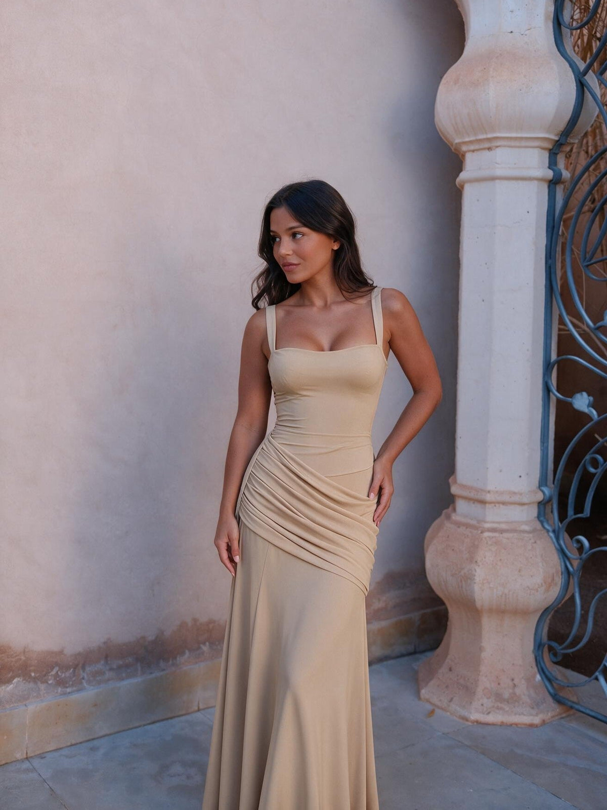 Vestido largo acampanado con tirantes delgados, color amarillo mostaza, vista frontal