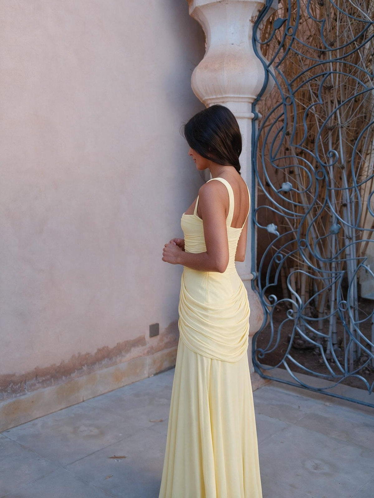 Vestido largo acampanado con tirantes delgados, color amarillo claro, vista lateral